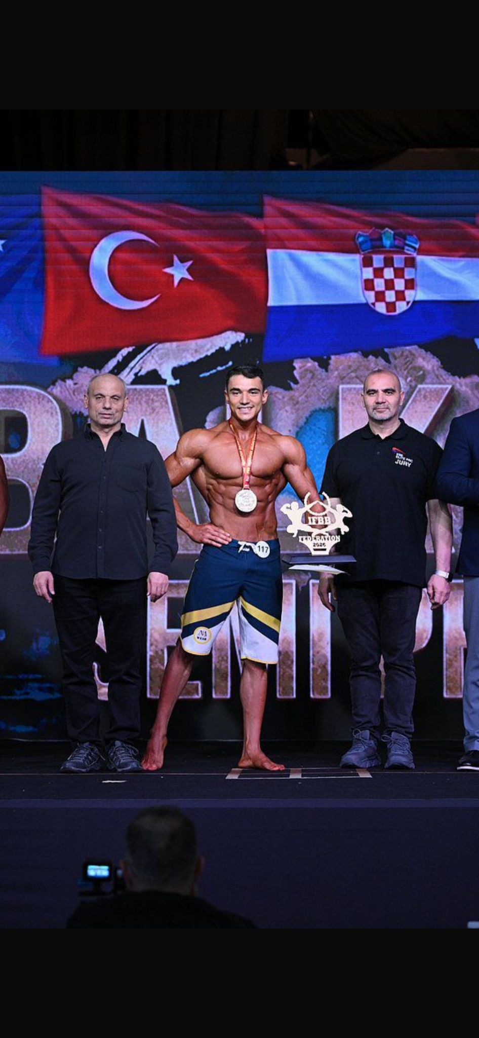 Erkan Güler yarışma sahnesinde